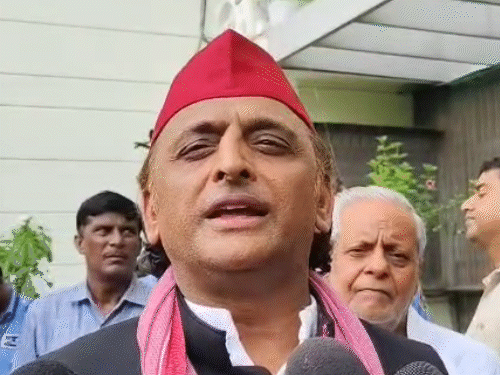 अखिलेश यादव ने कहा कि गांव के लोग बुनियादी सुविधाओं से वंचित हैं।