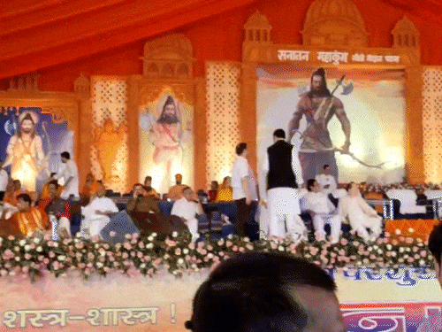 For the first time, a grand event of historic Sanatan Maha Kumbh was  organized in Patna, | सनातन महाकुंभ में शामिल होंगे धीरेंद्र शास्त्री: 3  राज्यों के CM हो सकते हैं शामिल;