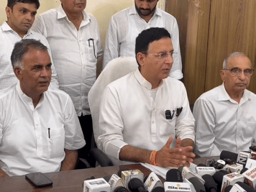 हिसार में पत्रकारों से बातचीत करते हुए कांग्रेस नेता रणदीप सुरजेवाला।