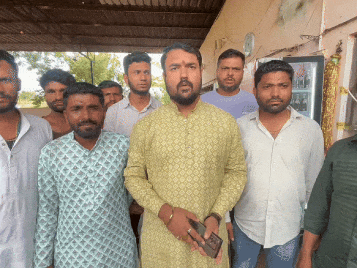 हिंदू संगठन से जुड़े लोगों ने ढाबे पर पहुंचकर विरोध जताया और कार्रवाई की मांग की।