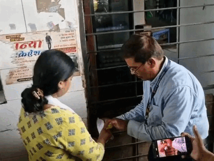 राजस्व विभाग के द्वारा ढाबे को सील करने की कार्रवाई की गई।