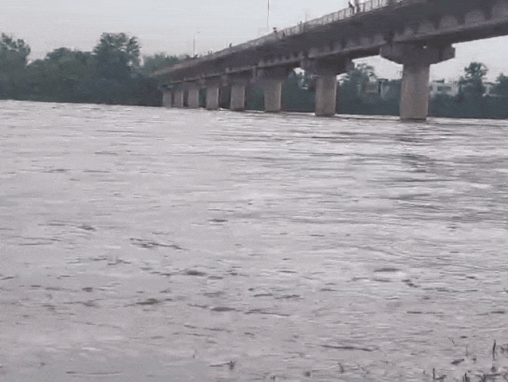 कलेक्टर के निर्देश पर सभी अनुविभाग क्षेत्रों में बांध और नदी के जलस्तर पर निगरानी रखी जा रही है।