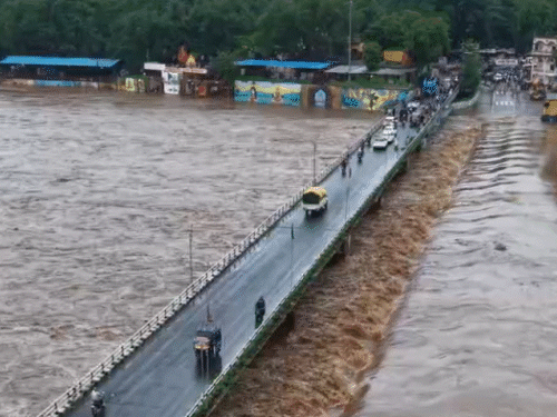 मध्य प्रदेश के मंडला में तेज बारिश के कारण नदियां उफान पर हैं।