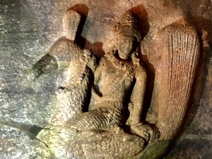 कर्नाटक के बदामी स्थित बदामी की गुफाओं में कार्तिकेय की प्रतिमा। ये
गुफाएं छठी सदी की मानी जाती हैं। - Dainik Bhaskar