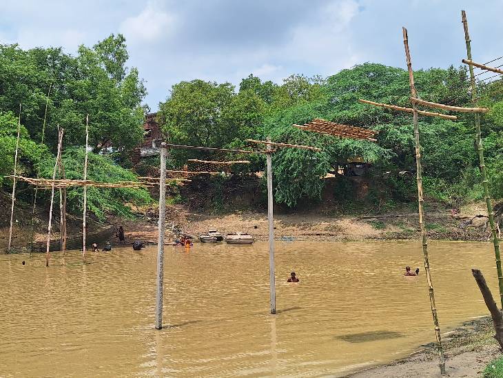 A population of about six thousand of Kripalpur village is cut off from the rest of the villages during the rainy days. If the boat is not found, then they have to go around 15 kilometers and go to it.