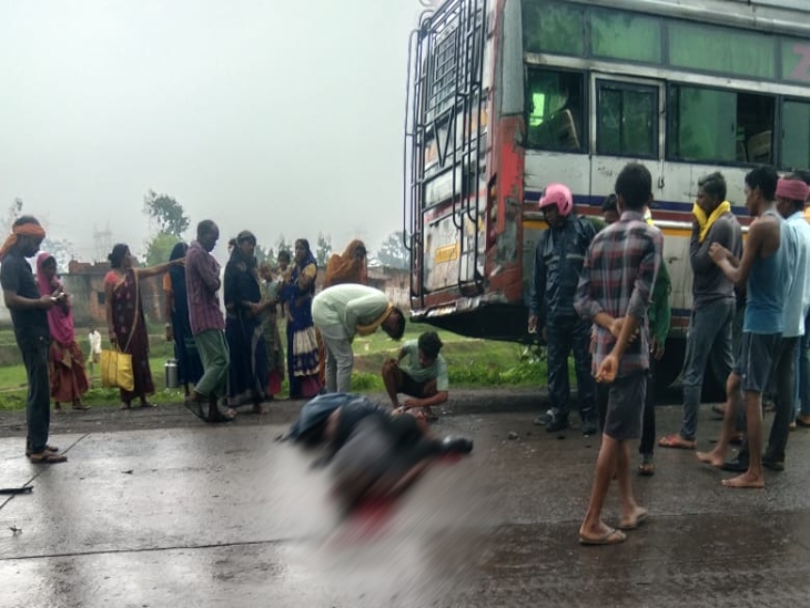 दीपका थाने के रैनपुर इलाके में बस और बाइक की टक्कर में सिक्योरिटी गार्ड की मौत