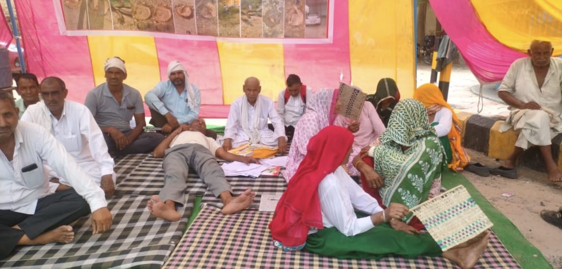 भूख हड़ताल पर पंच के समर्थन में बैठे ग्रामीण