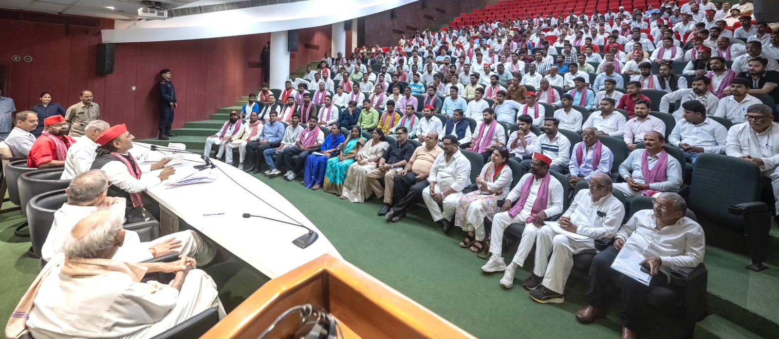 अखिलेश यादव ने सपा कार्यकर्ताओं के साथ बैठक भी की।