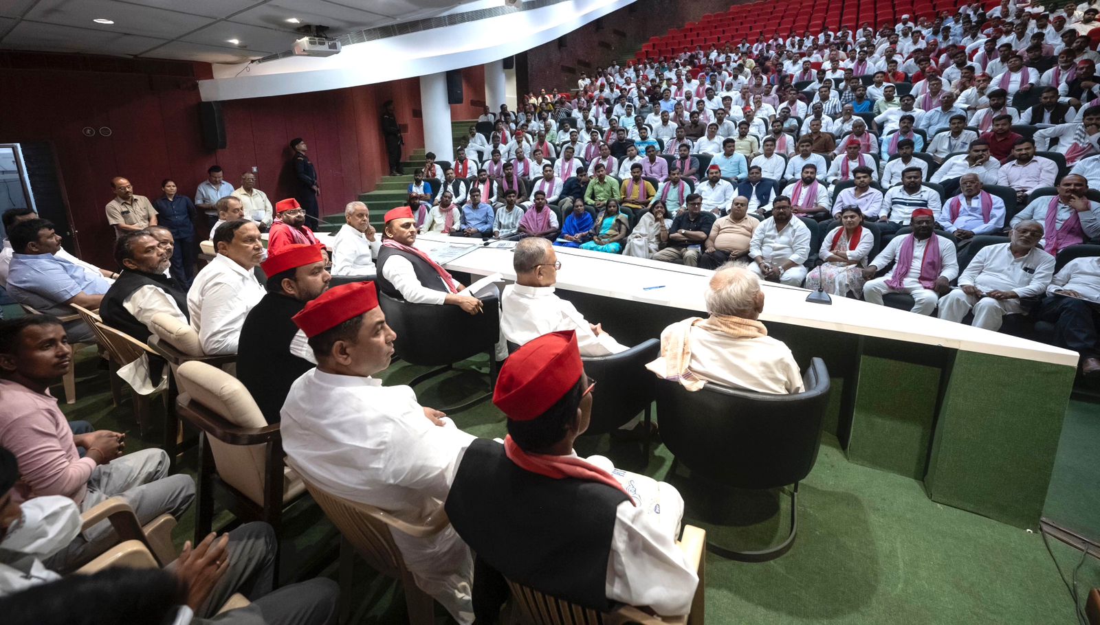 अखिलेश यादव ने कहा कि अभी जहां आम महोत्सव का आयोजन हुआ। वह अवध शिल्प ग्राम सपा सरकार में बनाया गया था।