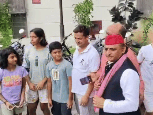 अखिलेश यादव लखनऊ में समाजवादी व्यापार प्रकोष्ठ के अध्यक्ष मनीष अग्रवाल का हालचाल लिया।