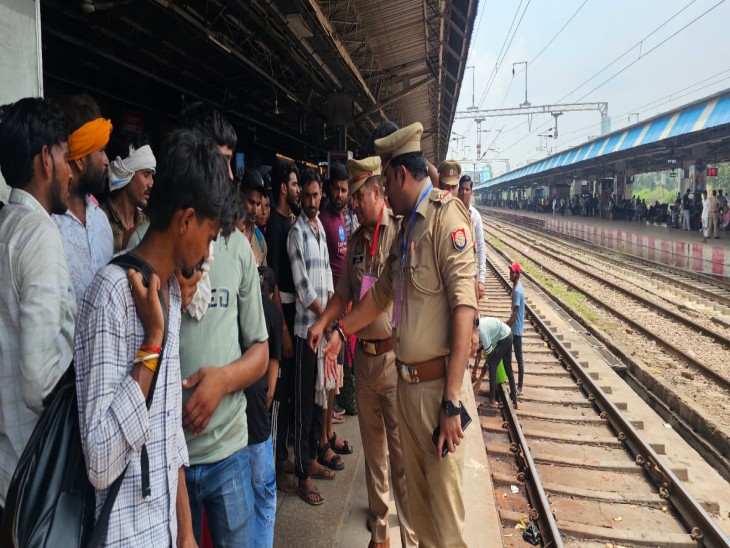 भीड़ को नियंत्रित करते GRP के जवान।