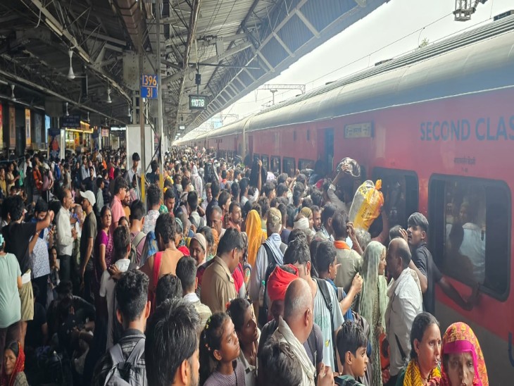 स्टेशन पर हर तरफ श्रद्धालु ही श्रद्धालु नजर आ रहे हैं