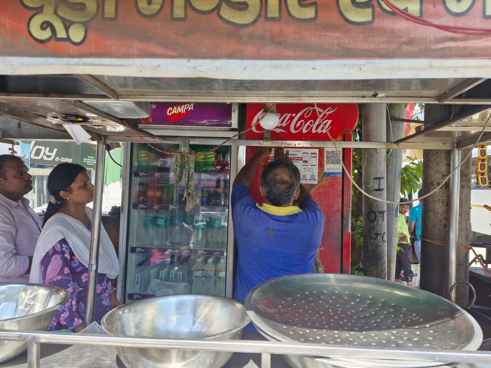 FSDA टीम के अधिकारी जांच करते हुए।