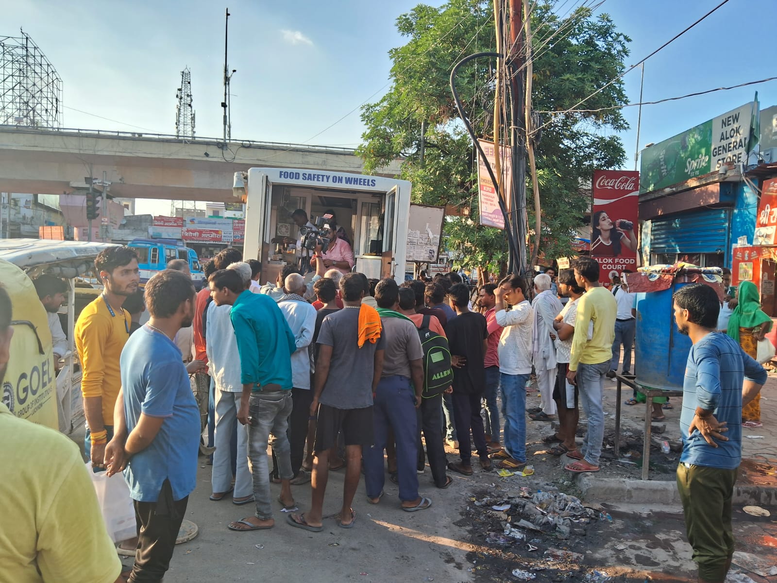 Food Safety on Wheel (FSW) वैन द्वारा 22 खाद्य सामग्रियों की जांच की गई।