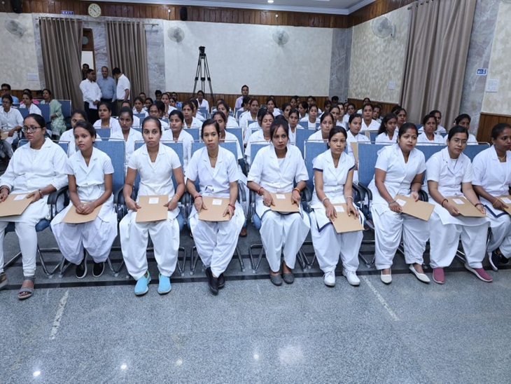मुख्यमंत्री सचिवालय के संवाद भवन में मौजूद ANM।