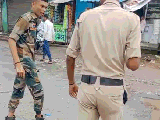 छठवीं बटालियन के दो जवान ऑटो ड्राइवर से उलझते और गाली-गलौज करते दिखे।