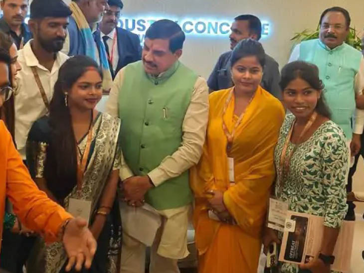CM Dr. Mohan Yadav met the social media influencer of the district during the Regional Investors Summit in Rewa.