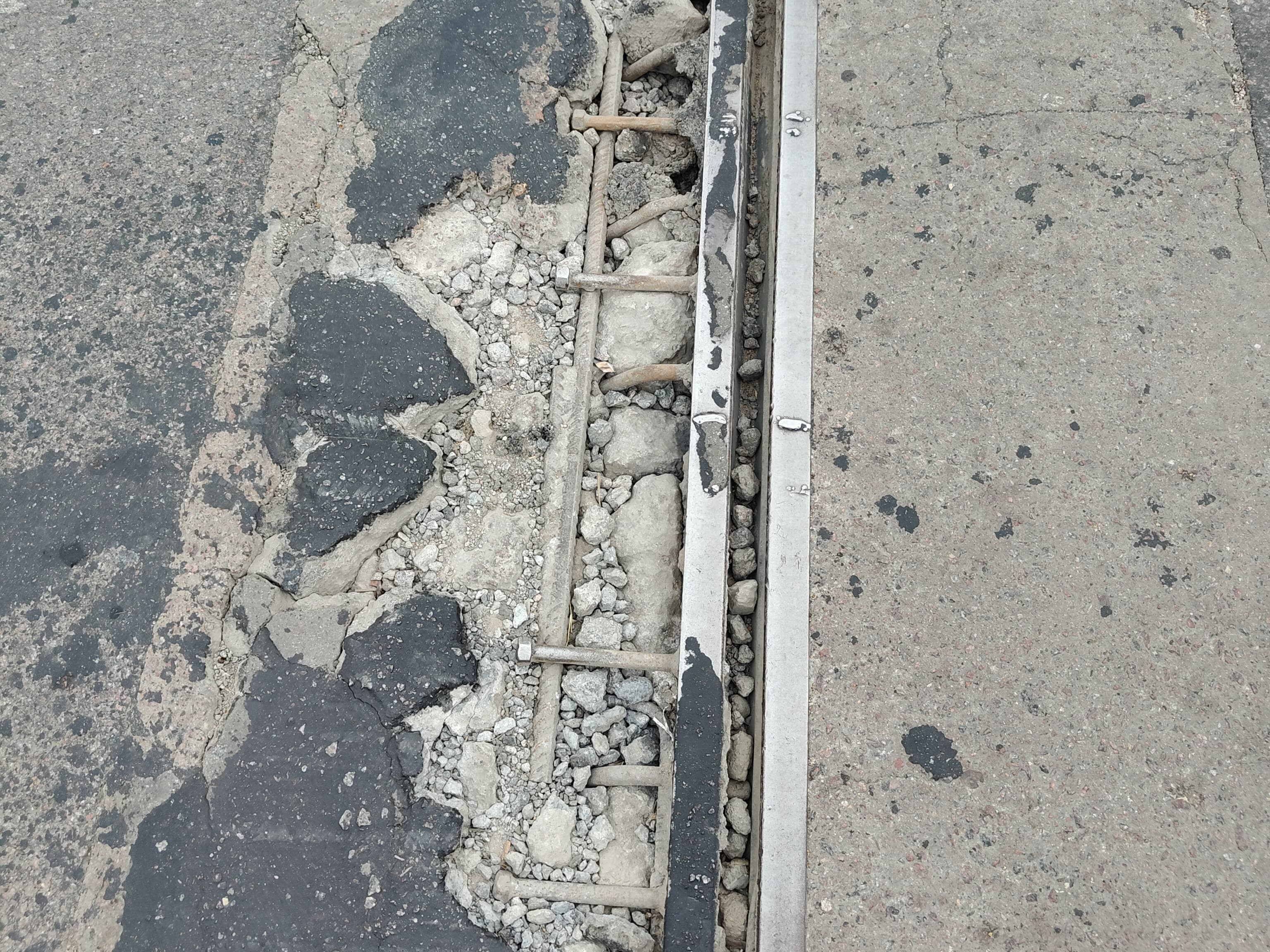 संजय सेतु पुल में दरारें दिखाई दे रही हैं।