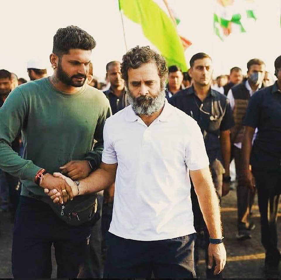 राहुल गांधी से हाथ मिलाते हुए अभिषेक परमार।