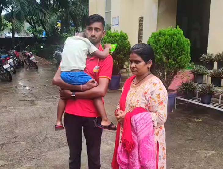 रायगढ़ में शिक्षक के खिलाफ परिजनों ने चक्रधर थाने में रिपोर्ट दर्ज कराई।