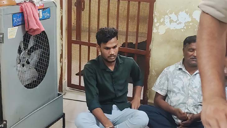 वारदात के बाद चक्रधर नगर पुलिस ने आरोपी शिक्षक को हिरासत में ले लिया है।