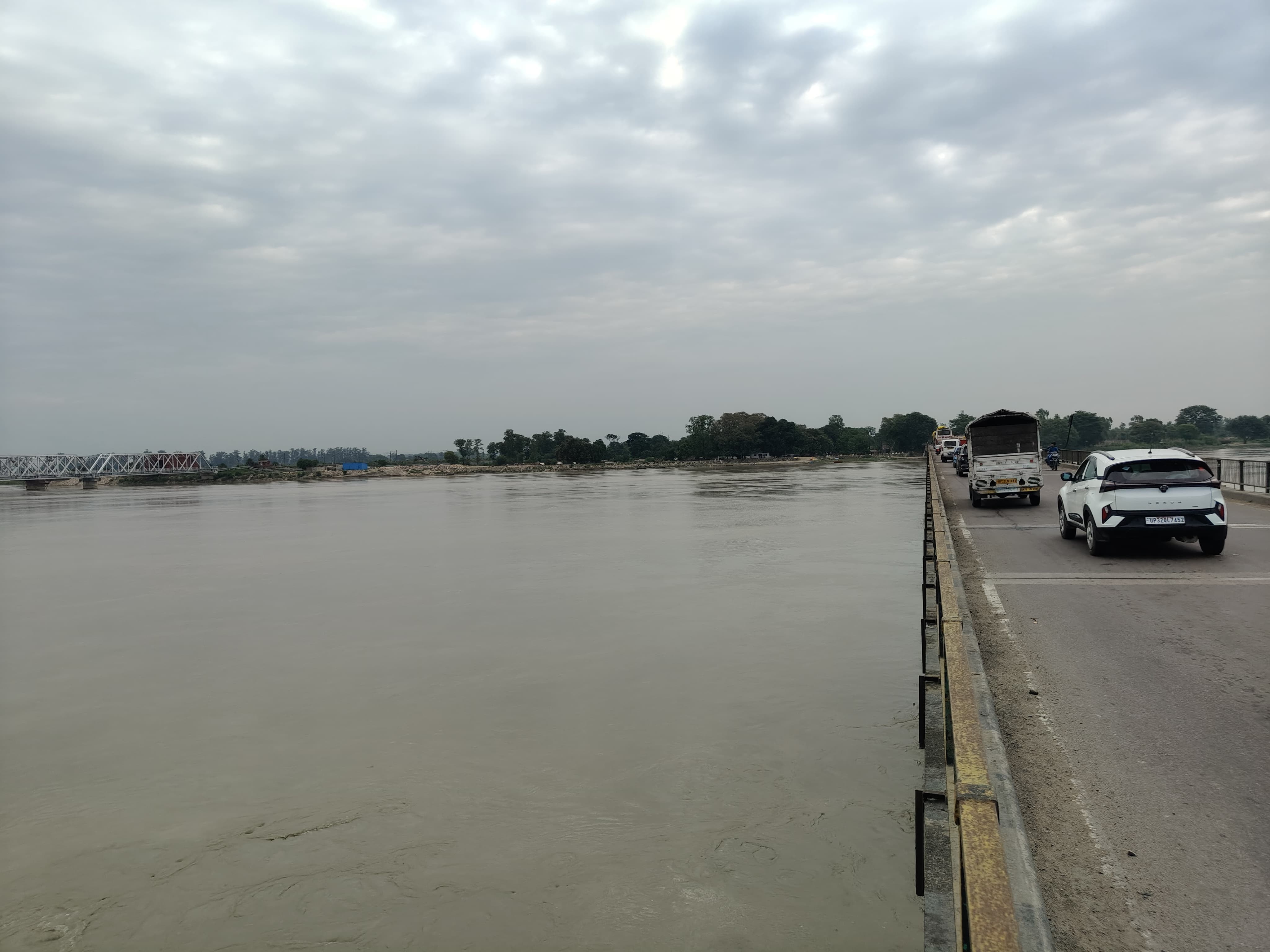 संजय सेतु पुल में दरारें दिखाई दे रही हैं। - Dainik Bhaskar