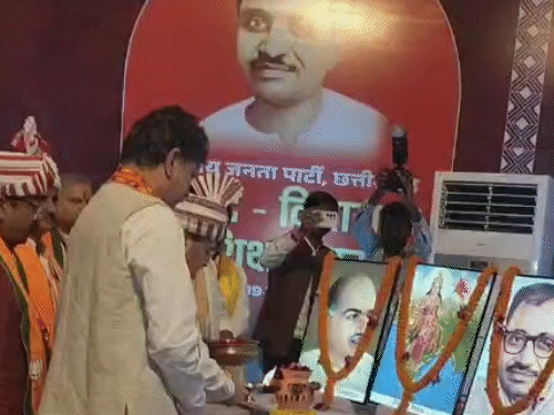 भाजपा के राष्ट्रीय अध्यक्ष जेपी नड्डा और छत्तीसगढ़ बीजेपी के प्रदेश अध्यक्ष ने दीप प्रज्जवलित किया।