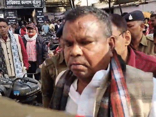छत्तीसगढ़ के पूर्व मंत्री कवासी लखमा की गिरफ्तारी के दौरान की तस्वीर।