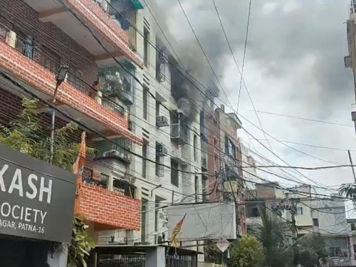 The fire was in the Siddhnath apartment in Bahadurpur police station area.