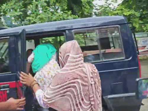 पुलिस ने कोर्ट में पेश करने के बाद मां कविता और बेटी सोनम को जेल भेज दिया है।