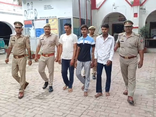 पुलिस ने मां और बेटी के बॉयफ्रेंड और उसके दोस्त को भी पकड़ लिया। उन्हें जेल भेजा गया।