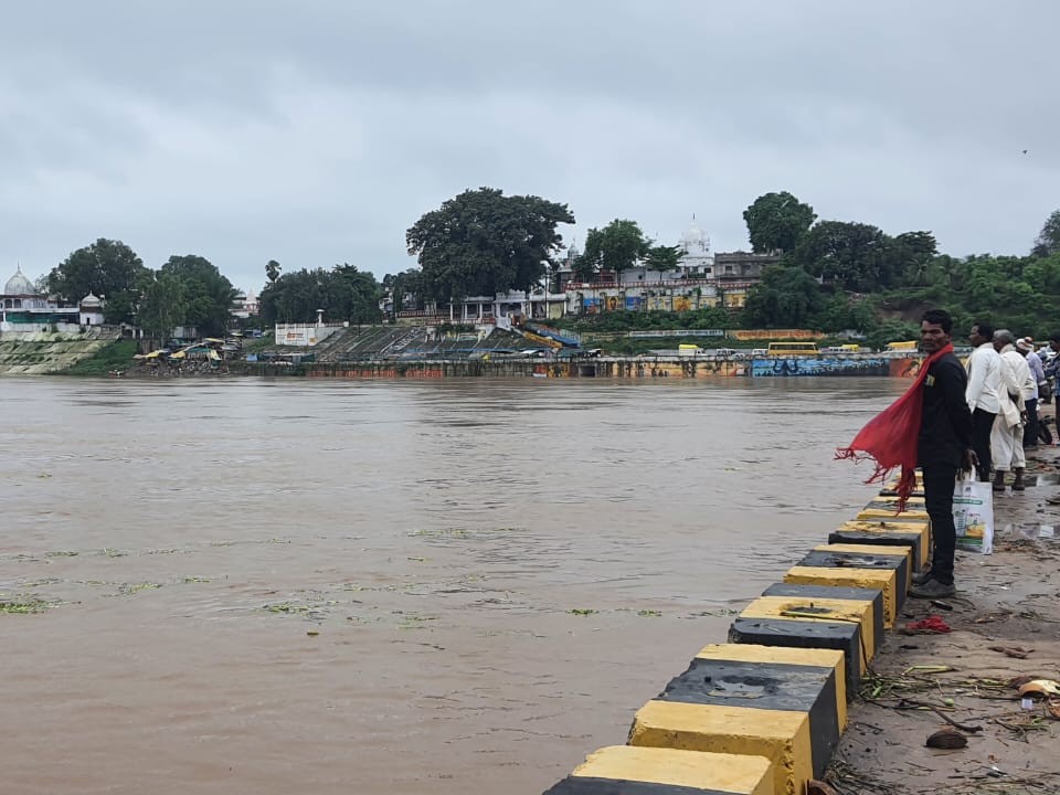लगातार बारिश से नदी का जलस्तर बढ़ गया।
