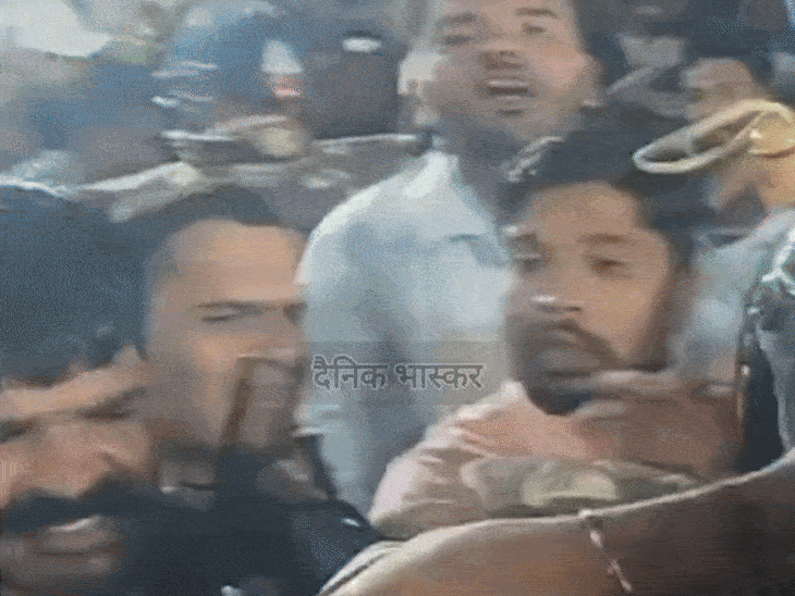 पुलिस ने संभाला मोर्चा।