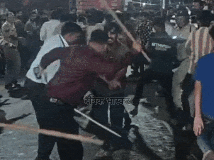पुलिस ने हल्का बल प्रयोग किया।