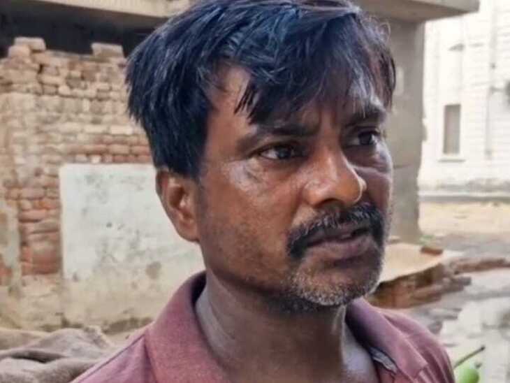 His ration card has been canceled by showing a car in the name of Manoj Kumar, who has put a vegetable hawker in Sirsa.