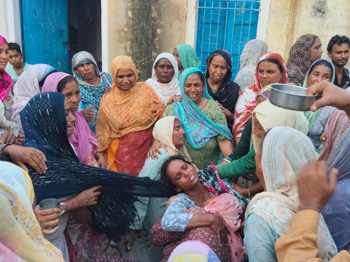 बच्चों की मौत के बाद विलाप करती महिलाएं