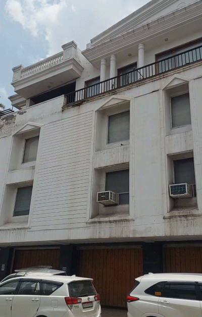 जयपुर की डेबॉक कंपनी के मालिक मुकेश मनवीर सिंह के वैशाली नगर स्थित घर और ऑफिस पर रेड मारी गई थी।