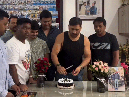 This video of MS Dhoni cutting cake is going viral on social media. - Dainik Bhaskar