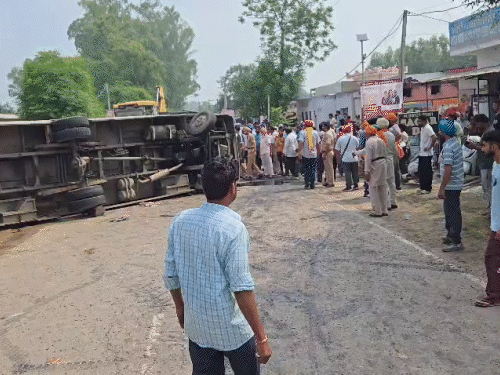 कार से टकराकर बस बेकाबू हुई और बीच सड़क पर पलट गई।