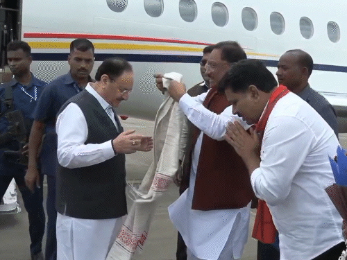 भाजपा के राष्ट्रीय अध्यक्ष जेपी नड्डा का मुख्यमंत्री विष्णुदेव साय ने किया स्वागत।