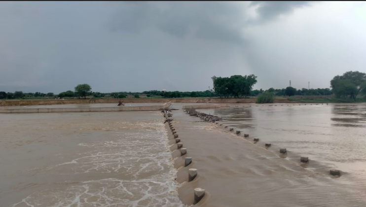 अच्छी बारिश के कारण नदियों का जलस्तर बढ़ा।