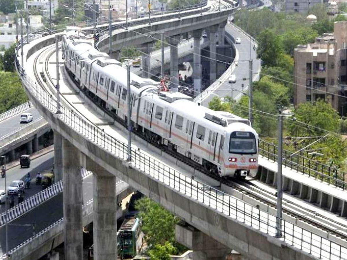 जयपुर मेट्रो मानसरोवर से बड़ी चौपड़ तक संचालित की जा रही है।