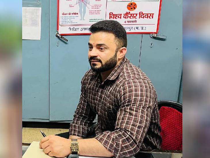 जबलपुर के सिहोरा सिविल अस्पताल में पदस्थ डॉ. राघवेंद्र त्रिपाठी ने सोशल मीडिया पर पोस्ट लिखी, फिर बाद में डिलीट कर दिया।