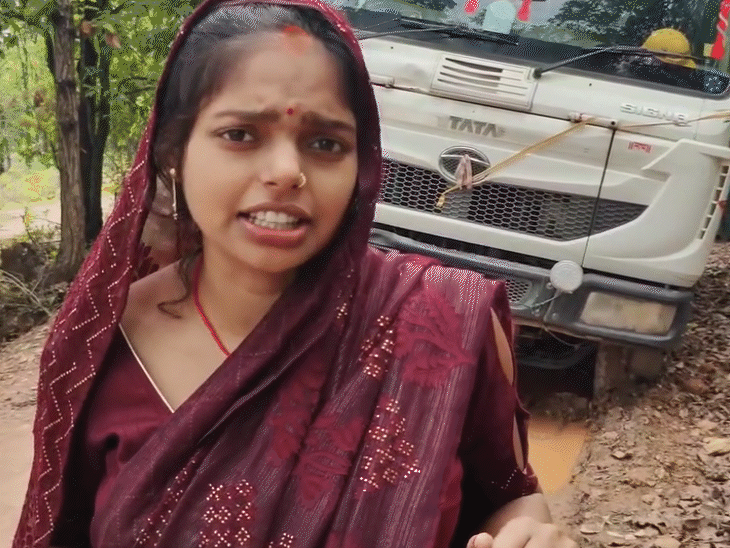Leela has made this video by standing in front of a bad truck and uploaded on social media.
