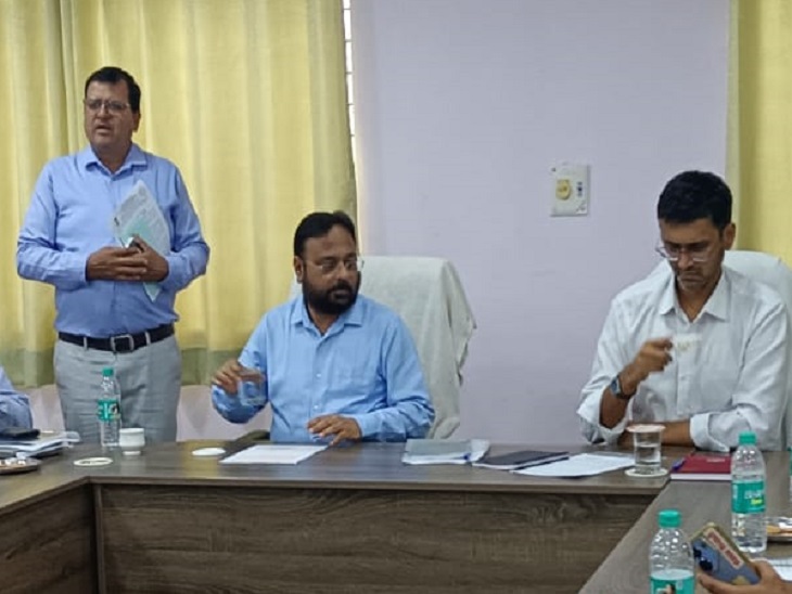कर्मचारी भविष्य निधि उदयपुर के क्षेत्रीय आयुक्त योजना की जानकारी देते हुए