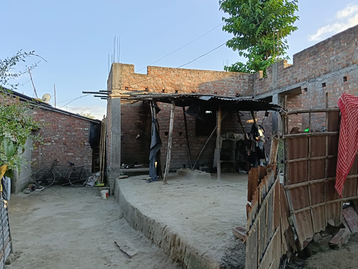 Babu Lal Oraon lived in this house with his wife, 2 sons, daughter -in -law and mother.