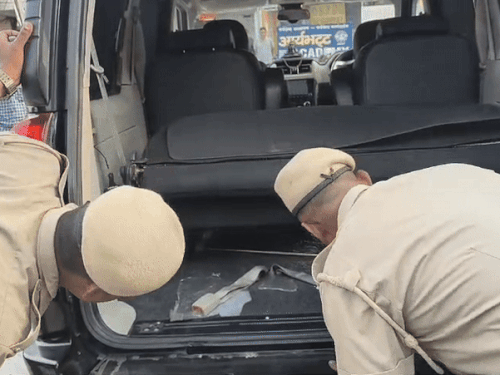 स्कॉर्पियो की तलाशी लेते पुलिसकर्मी। - Dainik Bhaskar