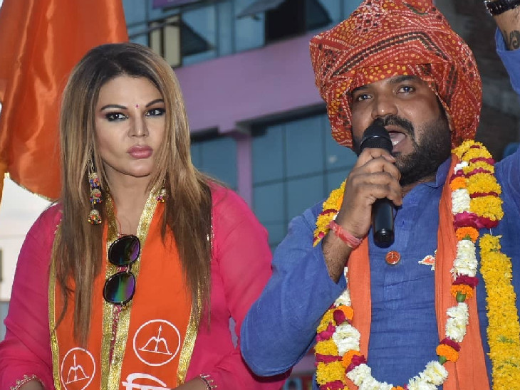 बॉलीवुड एक्ट्रेस राखी सावंत ने मुकेश मनवीर सिंह के लिए प्रचार किया था।