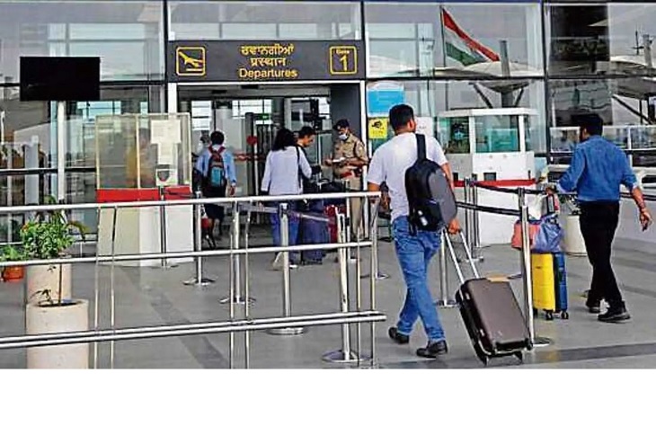 चंदीगडमध्ये इंडिगोच्या विमानाला बॉम्बची धमकी: टॉयलेटमध्ये सापडली स्लिप; हैदराबादहून आलेल्या 227 प्रवाशांच्या रेकॉर्डची तपासणी चंदीगड विमानतळाकडे जाणारे लोक. (फाइल फोटो)