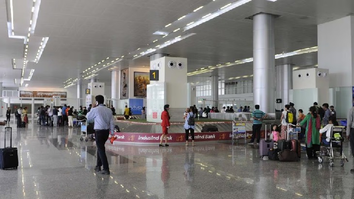 चंदीगडमध्ये इंडिगोच्या विमानाला बॉम्बची धमकी: टॉयलेटमध्ये सापडली स्लिप; हैदराबादहून आलेल्या 227 प्रवाशांच्या रेकॉर्डची तपासणी विमानतळाच्या आत लोक आणि विमानतळ कर्मचारी. (फाइल फोटो)